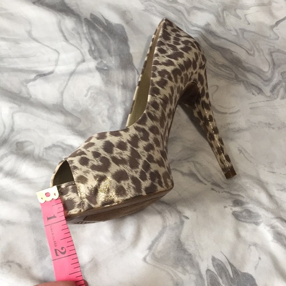 Guess leopard peep toe pumps. - Picture 6 of 8